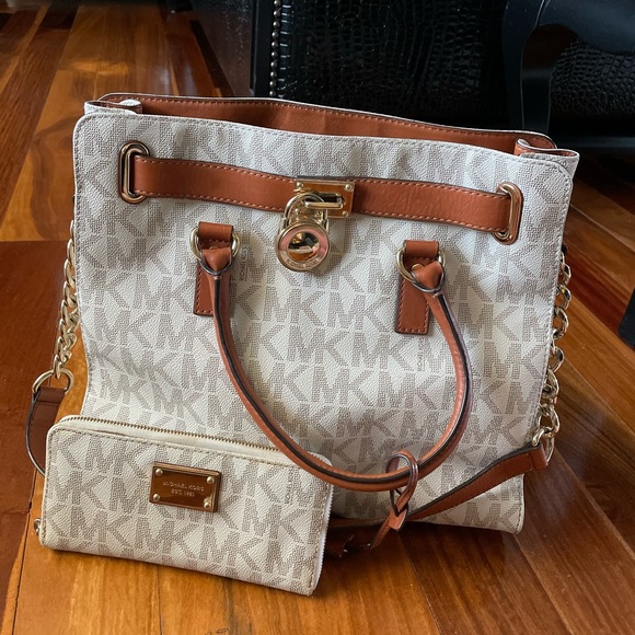 Michael Kors White Hamilton Wallet - Picture 4 of 5